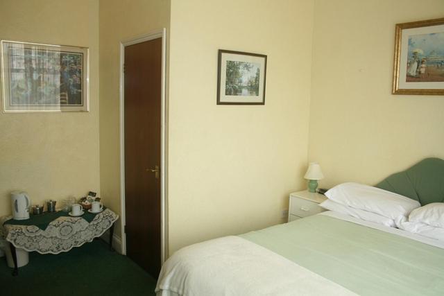 The Knoll Guesthouse Newport  Zimmer foto