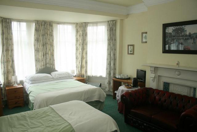 The Knoll Guesthouse Newport  Zimmer foto